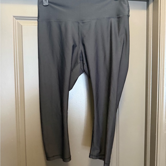 Old Navy Cropped Powersoft Black High Rise Leggings - Picture 1 of 3